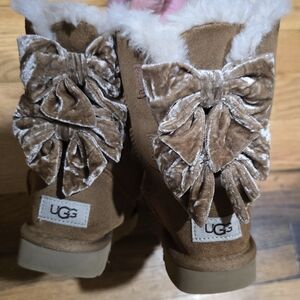 UGG Baily BbBrown Boots with Velvet Bows Sz 5